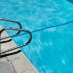 🏊‍♀️ ¡Evita sustos en casa! Descubre cómo prevenir y actuar en caso de una fuga de piscina con el seguro hogar adecuado 🏠💦