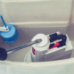 💧💥 Descubre cómo solucionar las fugas de agua en el inodoro de manera rápida y efectiva
